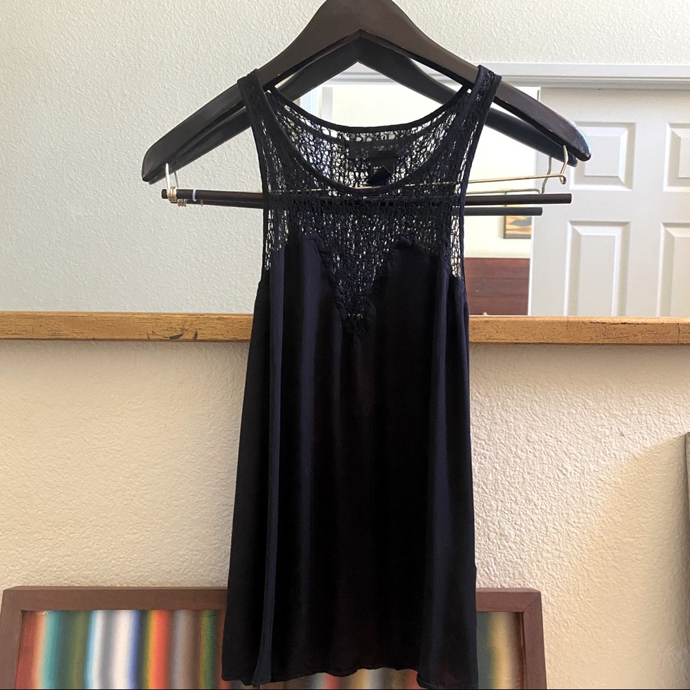 Black tank top with sheer lace back ✨